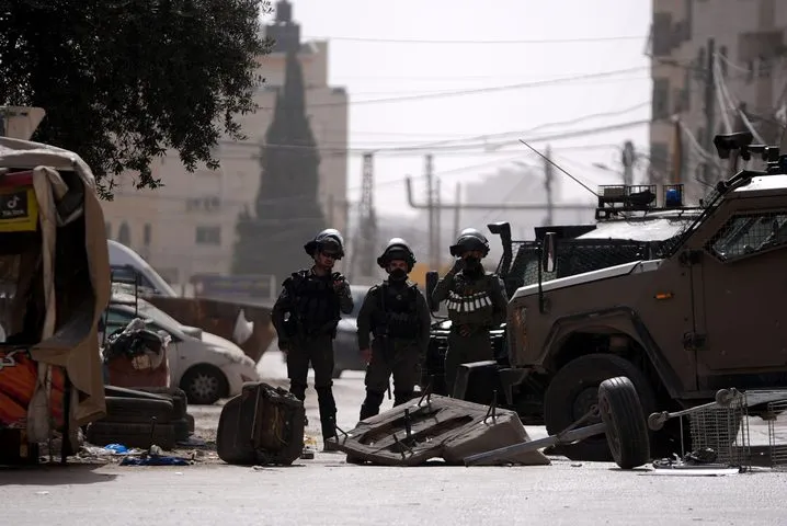 الاحتلال يعتقل 13 شابا من بلدة عزون شرق قلقيلية